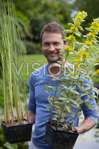 Man met waterplanten