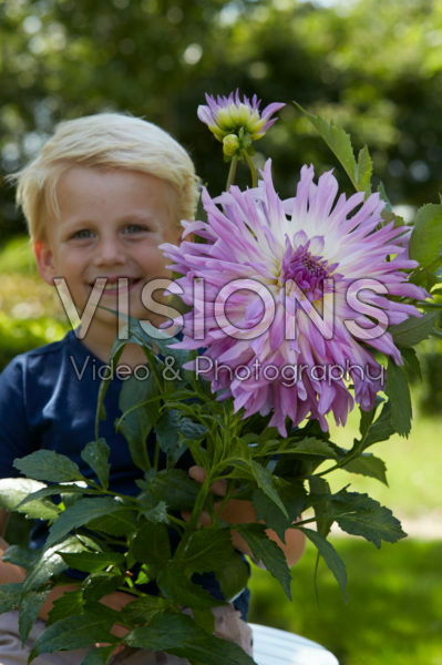 Jongetje met Dahlia Mingus Randy Jongetje met Dahlia Mingus Randy