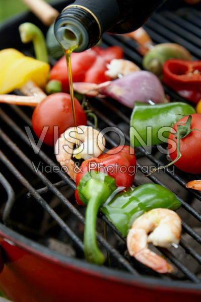 Groente en garnalen spiesjes op de barbecue
