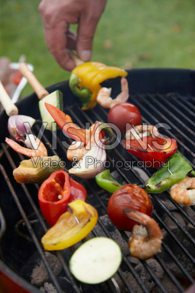 Groente en garnalen spiesjes op de barbecue Groente en garnalen spiesjes op de barbecue