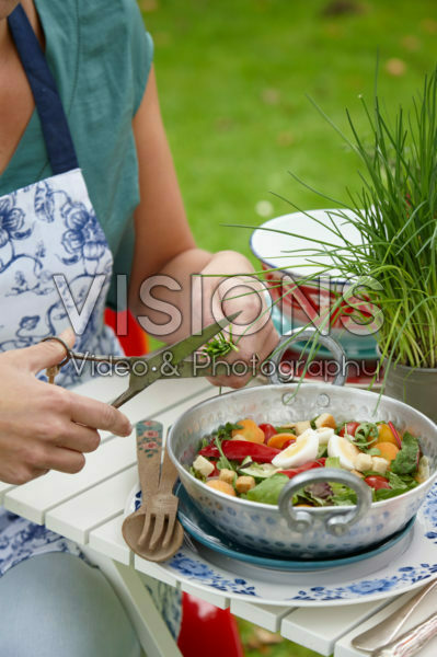 Een zomersalade bereiden