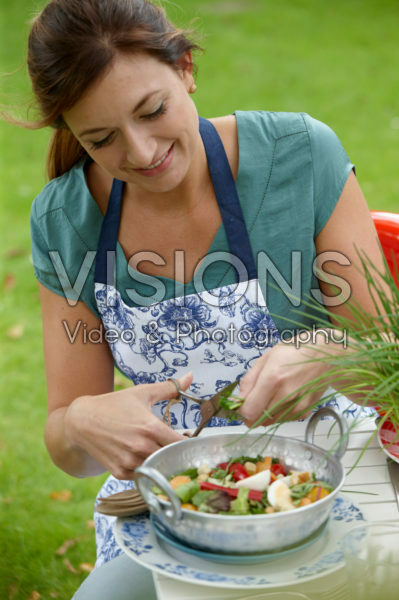 Een zomersalade bereiden
