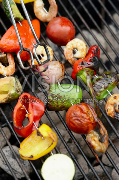 Groente en garnalen spiesjes op de barbecue