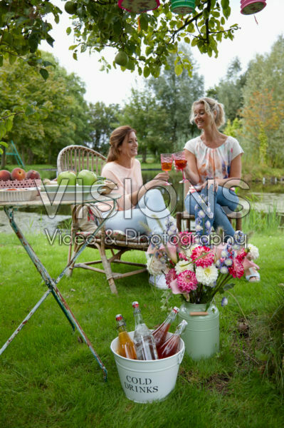 Dames proosten in tuin Dames proosten in tuin