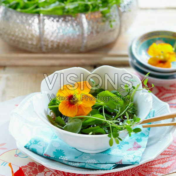 Bouillon met Crazy Pea en oost-indische kers Bouillon met Crazy Pea en oost-indische kers