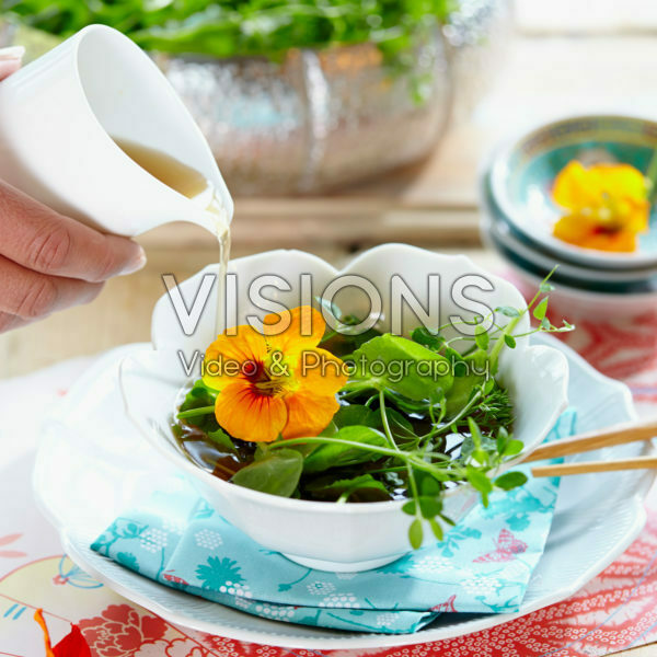 Bouillon met Crazy Pea en oost-indische kers Bouillon met Crazy Pea en oost-indische kers