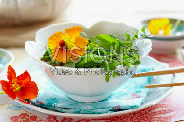 Bouillon met Crazy Pea en oost-indische kers Bouillon met Crazy Pea en oost-indische kers