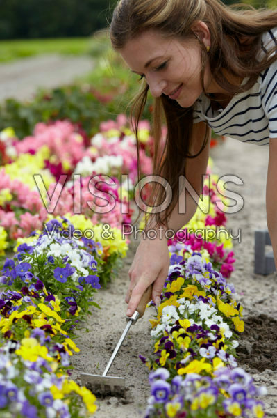 Dame aan het tuinieren