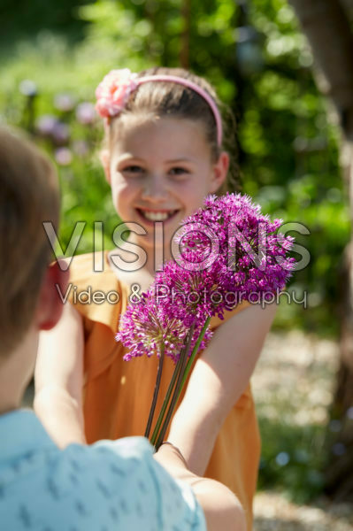 Kinderen met Allium Purple Sensation