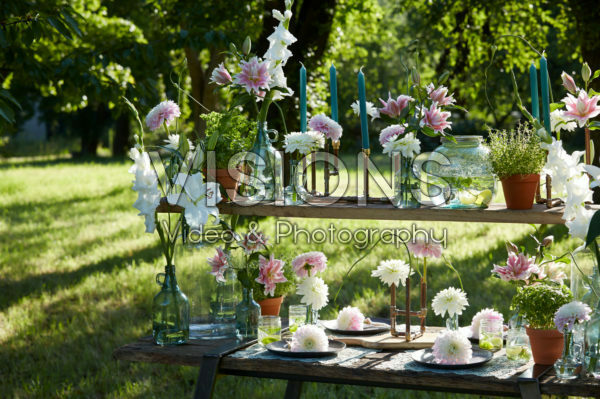 Tafel met zomerbloemen Tafel met zomerbloemen