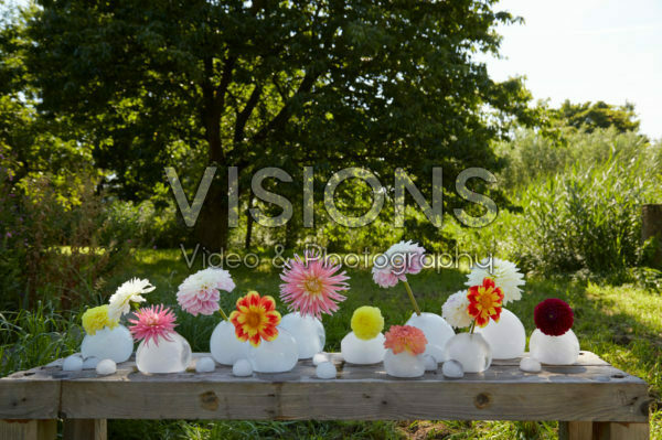 IJs vazen met dahlias