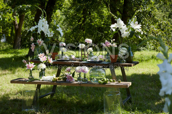 Tafel met zomerbloemen Tafel met zomerbloemen