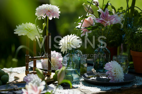 Tafel met zomerbloemen Tafel met zomerbloemen
