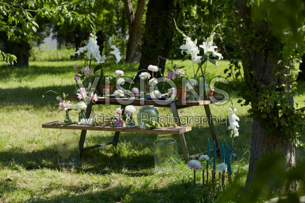 Tafel met zomerbloemen Tafel met zomerbloemen