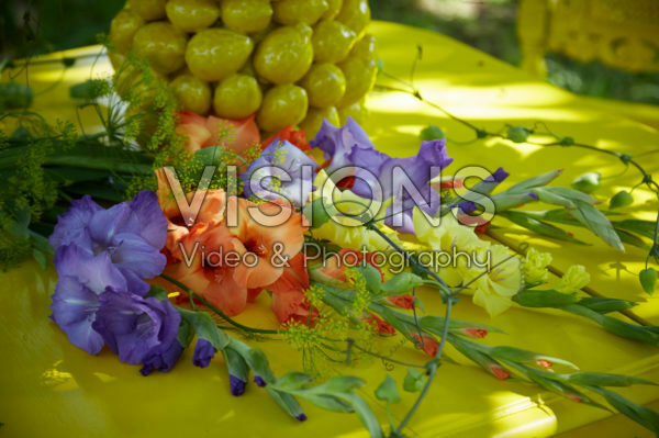 Gladiolen op gele tafel Gladiolen op gele tafel