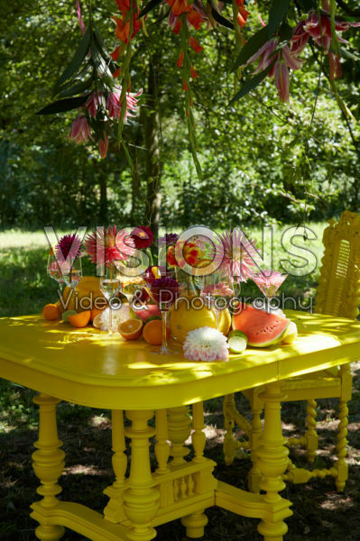 Tafel met dahlia's Tafel met dahlia's