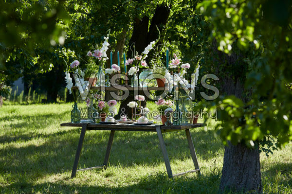 Tafel met zomerbloemen Tafel met zomerbloemen