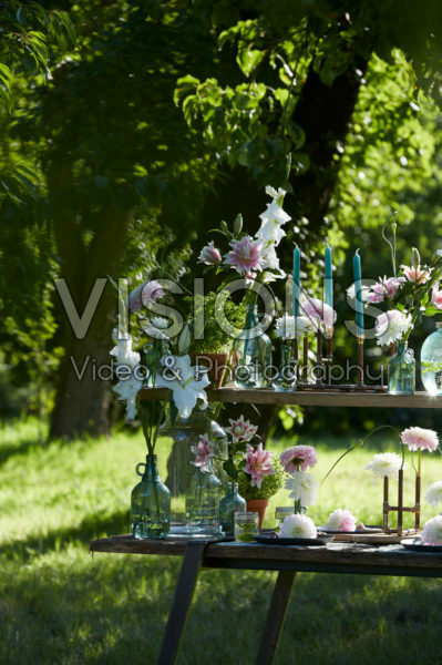 Tafel met zomerbloemen Tafel met zomerbloemen