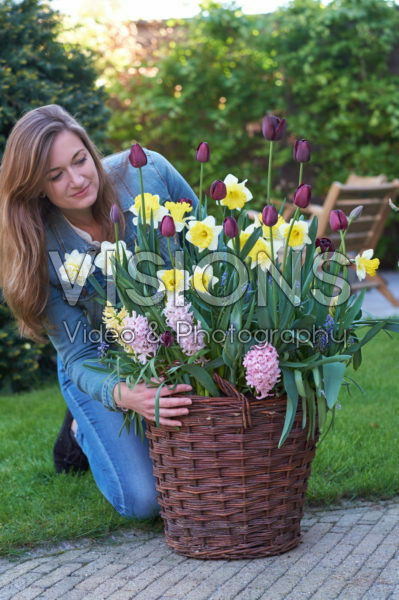 Jongedame met lentebloemen Jongedame met lentebloemen