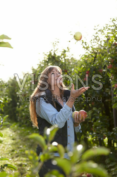 Jongedame in appelboomgaard