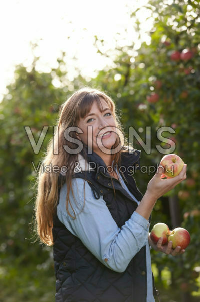 Jongedame in appelboomgaard