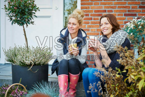 Dames drinken thee in de tuin Dames drinken thee in de tuin