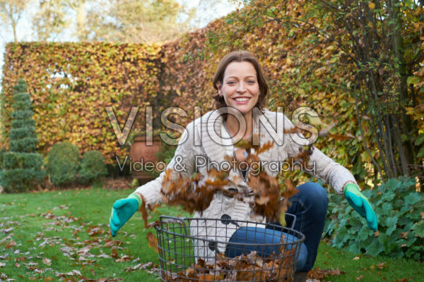 Herfstbladeren verzamelen Herfstbladeren verzamelen