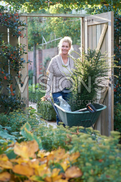 Dame aan het tuinieren Dame aan het tuinieren