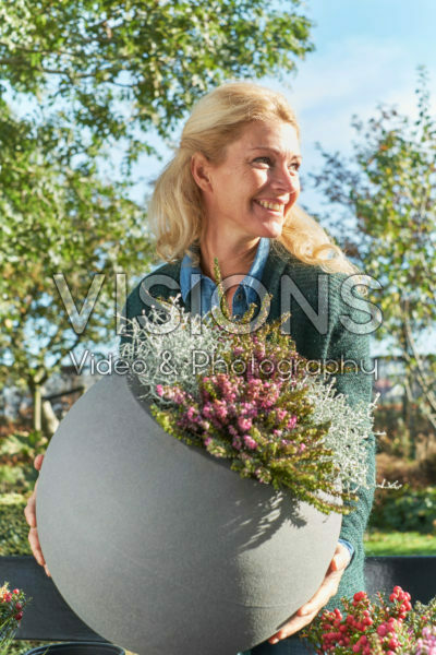 Dame met herfstcontainer Dame met herfstcontainer