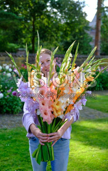 Dame met bos gladiolen Dame met bos gladiolen