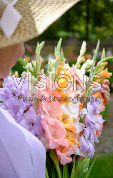Dame met bos gladiolen Dame met bos gladiolen