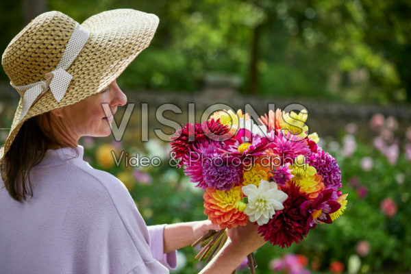 Dame met bos dahlia's Dame met bos dahlia's