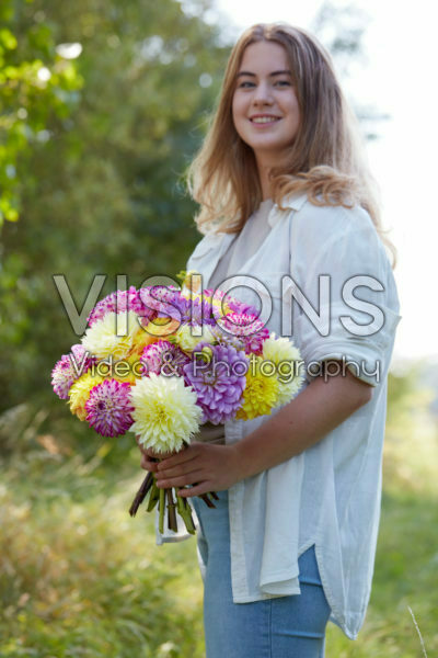 Dame met bos dahlia's Dame met bos dahlia's