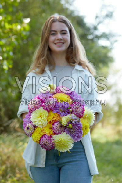 Dame met bos dahlia's Dame met bos dahlia's