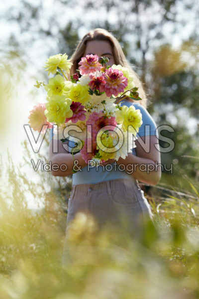 Dame met bos dahlia's Dame met bos dahlia's