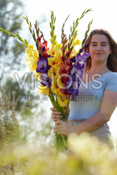 Dame met bos gladiolen Dame met bos gladiolen