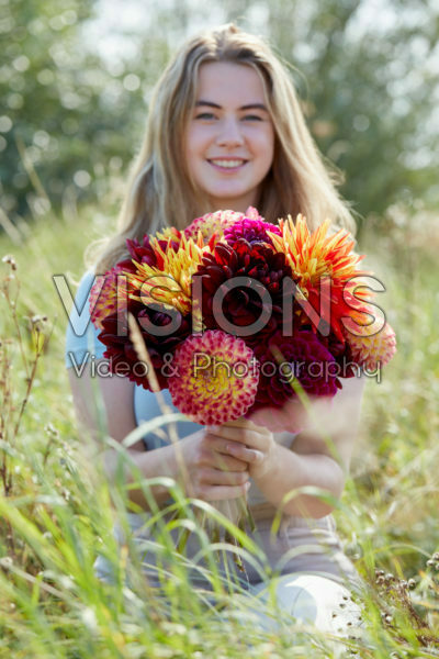 Dame met bos dahlia's Dame met bos dahlia's