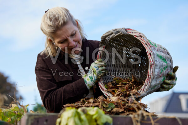 Herfstbladeren aan composthoop toevoegen