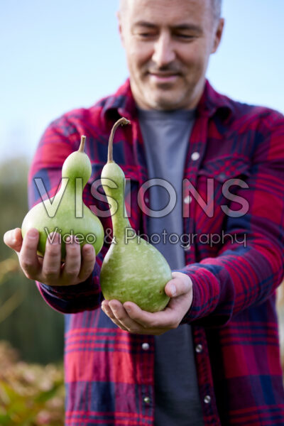 Man met fleskalebassen