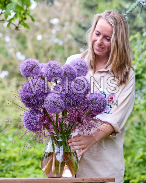 Dame met allium boeket