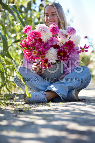 Dame met roze en witte dahlia's in emmer Dame met roze en witte dahlia's in emmer