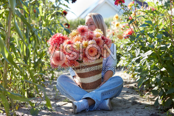 Dame met mand gemengde dahlia's Dame met mand gemengde dahlia's