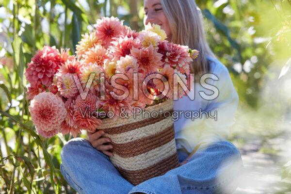 Dame met mand gemengde dahlia's