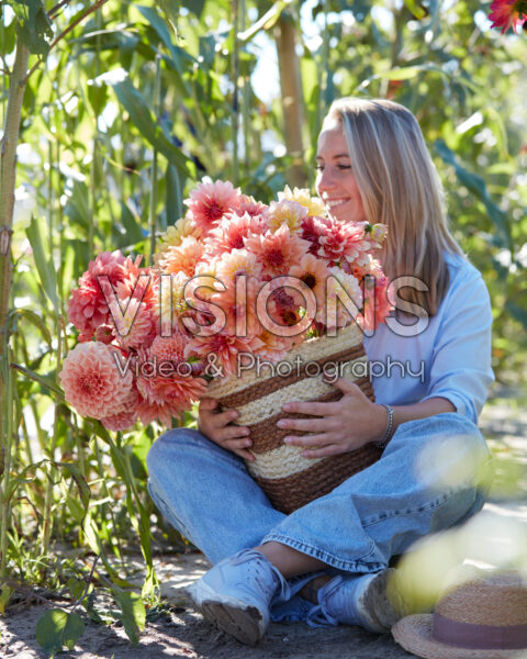 Dame met mand gemengde dahlia's Dame met mand gemengde dahlia's