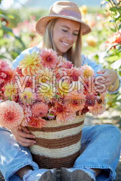 Dame met mand gemengde dahlia's Dame met mand gemengde dahlia's