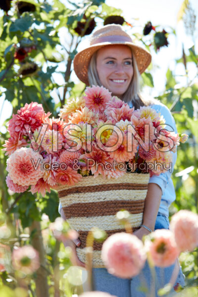 Dame met mand gemengde dahlia's