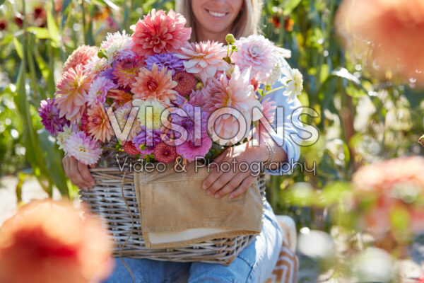 Dame met mand gemengde dahlia's Dame met mand gemengde dahlia's