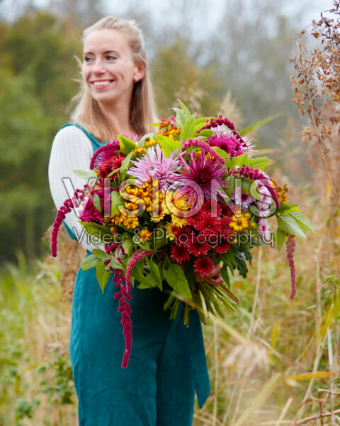 Dame met kleurrijk gemengd chrysantenboeket