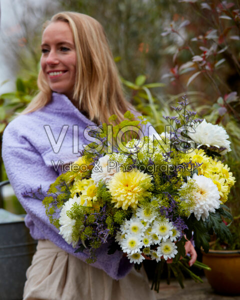 Dame met boeket van witte en gele chrysanten Dame met boeket van witte en gele chrysanten