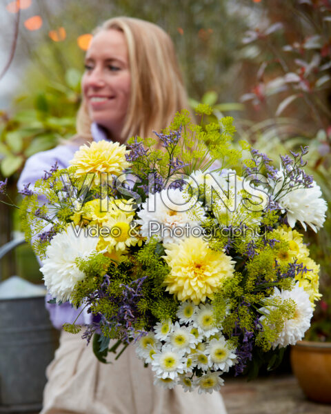 Dame met boeket van witte en gele chrysanten